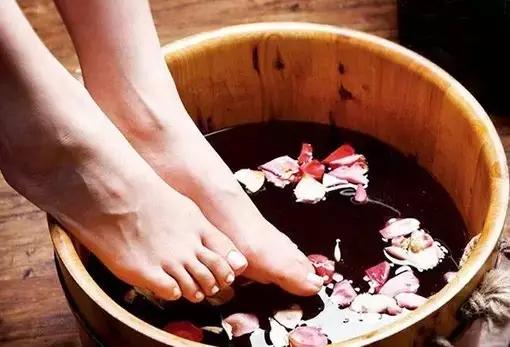 熱水泡腳賽吃人參 看看如何泡腳才養生